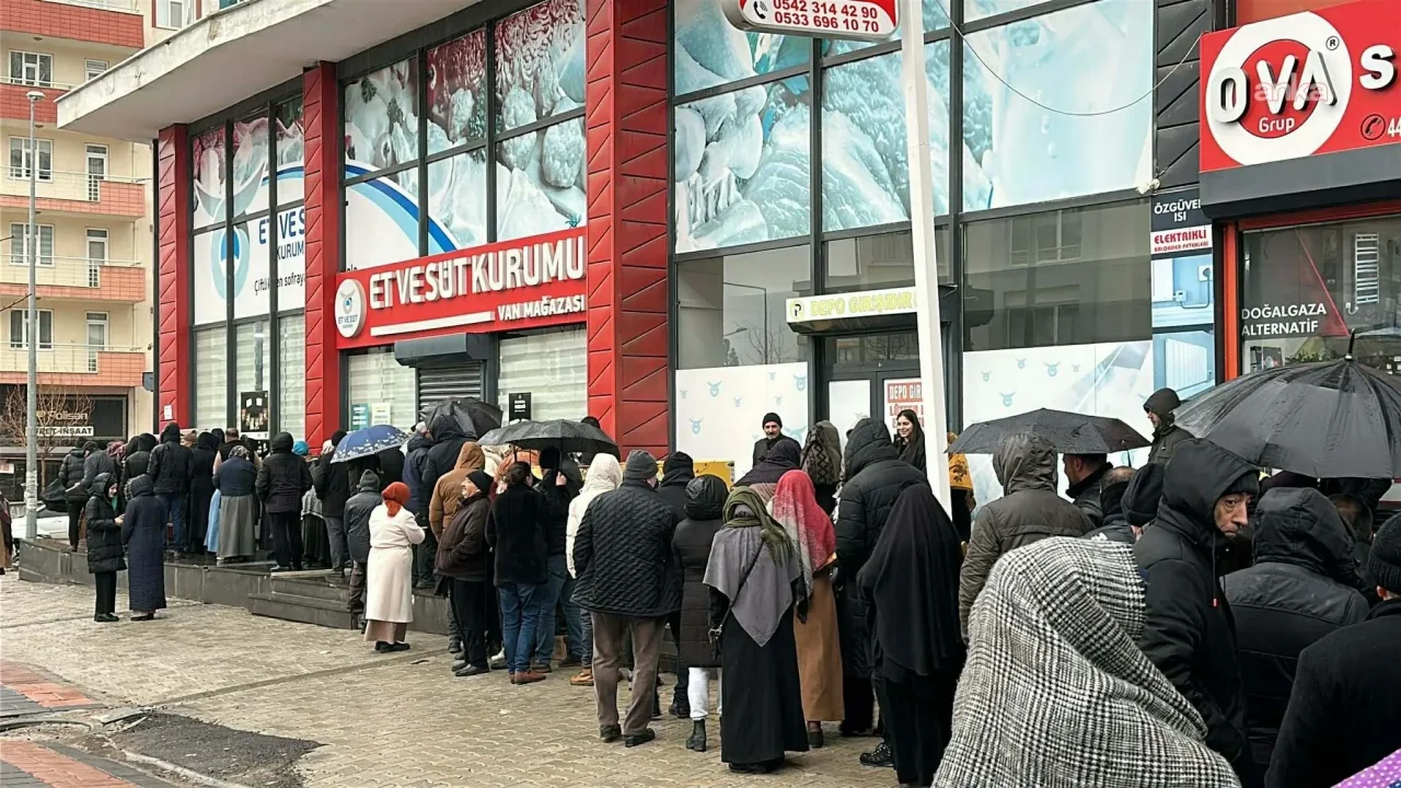 Vatandaşlar yağmur altında saatlerce ucuz et bekledi