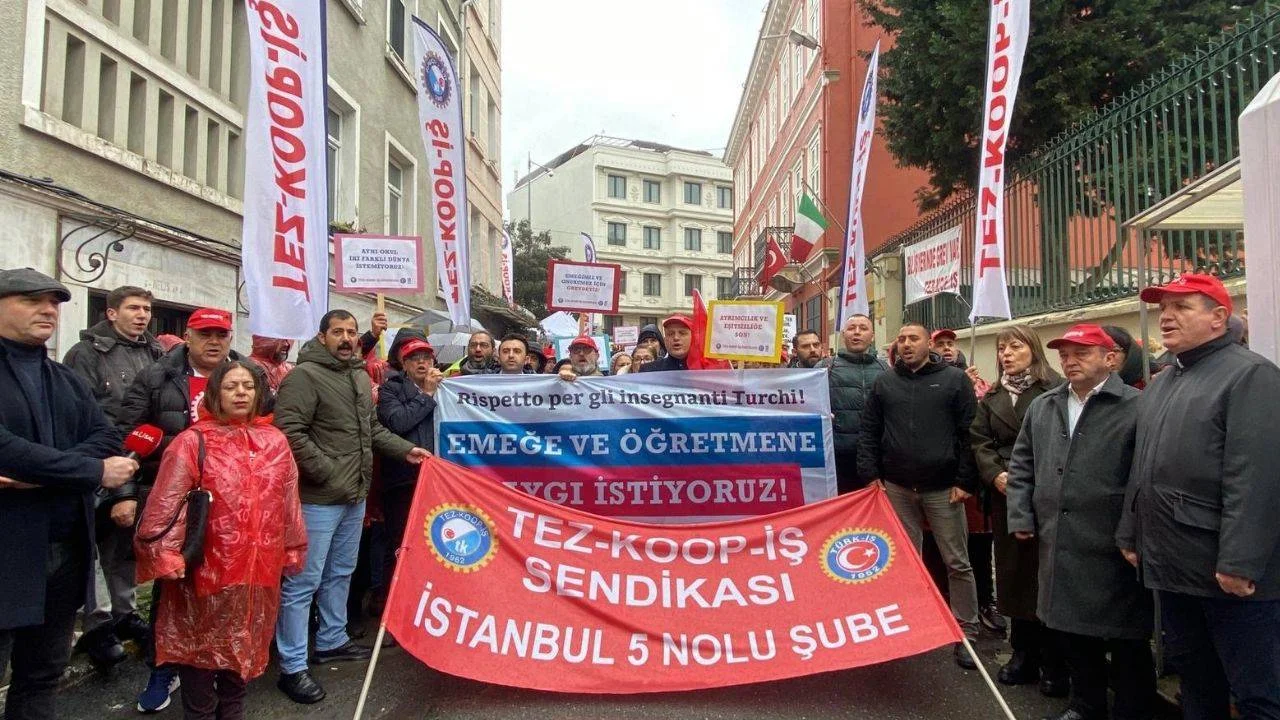 İtalyan Lisesi Öğretmenleri, Eşit Ücret İçin Başkonsolosluk Önünde Toplandı