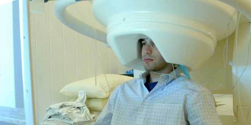 Beyin check up'ında bilgisayarlı EEG (CEEG) cihazlarıyla beynin sağlıklı çalışıp çalışmadığı kontrol ediliyor.