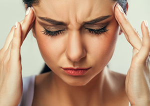 Baş ağrısının en az 3 ay boyunca, ayda 15 gün veya daha sık ortaya çıkması ve ağrının en az 8'inin migren özellikleri taşıması kronik migreni düşündürüyor.