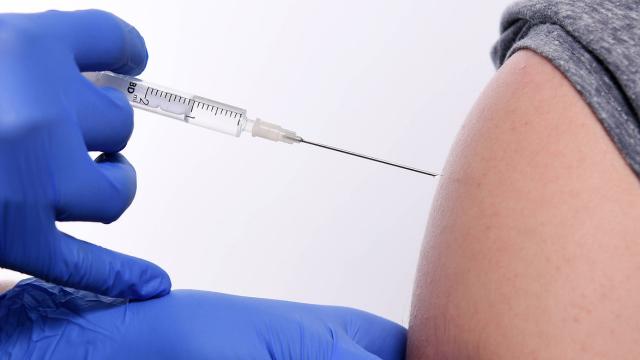"Aşı olduktan sonra kolda, özellikle de aşı bölgesinde hafif şişlik ve ağrı görülebiliyor"