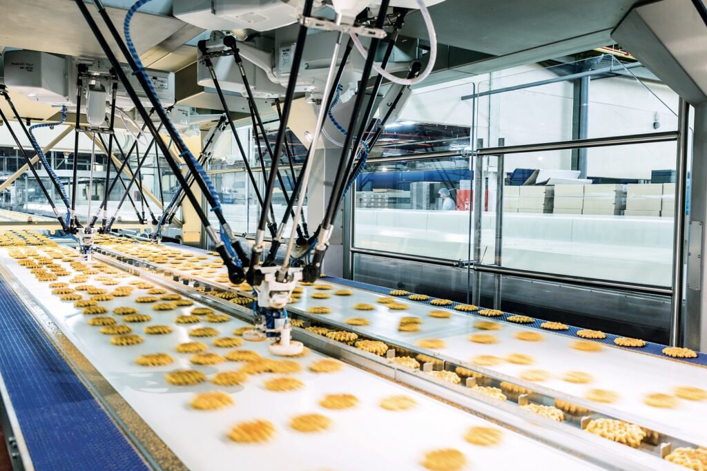 "Direkt gıdaya temas edilen alanlarda gıda sektörüne özel dizayn edilmiş delta robotlar yüksek hız ve hassasiyette paketleme görevleri üstleniyor."